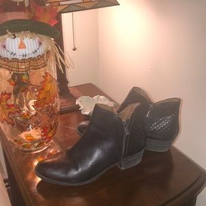 Women’s booties with double zipper